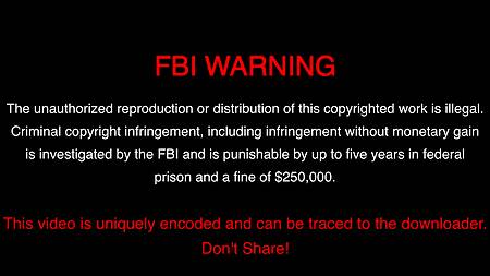 Опытная соска гоняет губами по членам из дыры в стенке