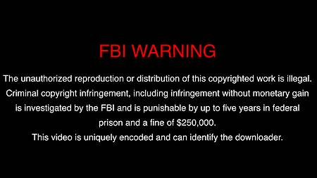 Милая блондинка показывает в кабинке как умеет сосать большие стволы