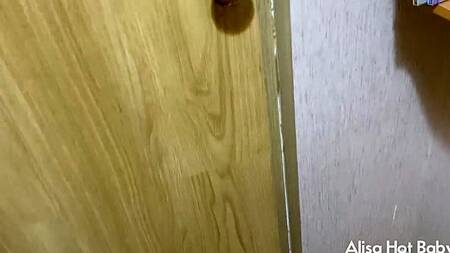 Миниатюрная подруга попросила парня кончить ей на мордашку