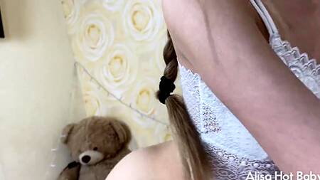 Миниатюрная подруга попросила парня кончить ей на мордашку