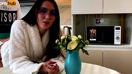 Безупречный секс на кухне с любвеобильной брюнеткой