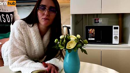 Безупречный секс на кухне с любвеобильной брюнеткой