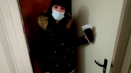 Русский парень чпокнул на кухне молодую курьершу с красивой фигурой