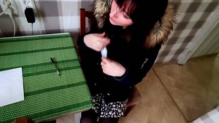 Русский парень чпокнул на кухне молодую курьершу с красивой фигурой