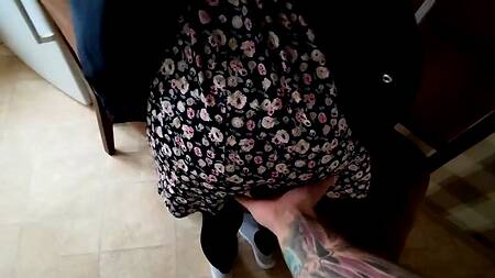 Русский парень чпокнул на кухне молодую курьершу с красивой фигурой