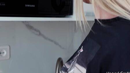 Сисястая блондинка сквиртанула от действий опытного любовника