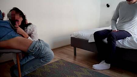 Худенькая девушка трахается с парнем на глазах куколда