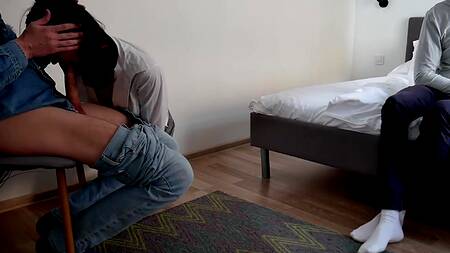 Худенькая девушка трахается с парнем на глазах куколда