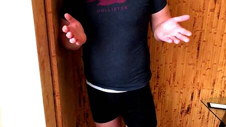 Застукала мастурбирующего парня и с радостью помогла ему кончить