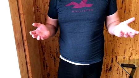 Застукала мастурбирующего парня и с радостью помогла ему кончить