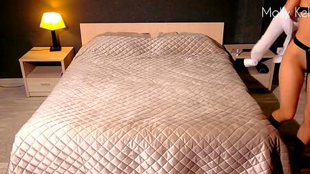 Стройная сучка громко стонет и жадно проглатывает сперму русского парня