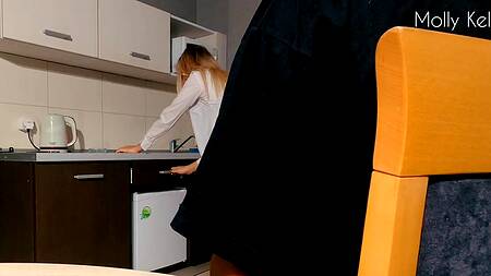 Стройная сучка громко стонет и жадно проглатывает сперму русского парня