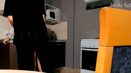 Стройная сучка громко стонет и жадно проглатывает сперму русского парня