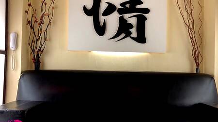 Два мужика пустили по кругу зрелую сучку и дружно кончили ей в рот