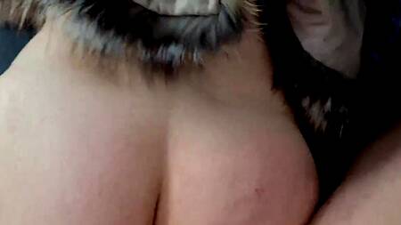 Отодрал спящую телочку и мощно кончил ей на аппетитную попку