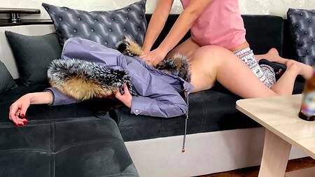 Отодрал спящую телочку и мощно кончил ей на аппетитную попку