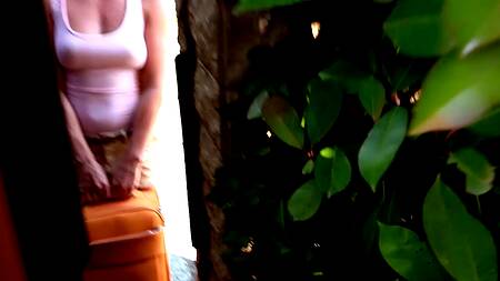 Загорелая нимфа массирует и сосет внушительный красный фаллос