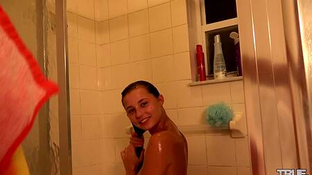 Хуястый самец дрючит в ванной комнате молоденькую девку