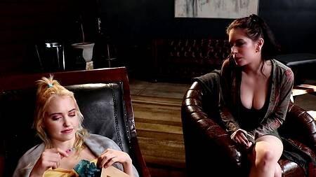 Лесбиянки кайфуют от анального фистинга с различными секс игрушками