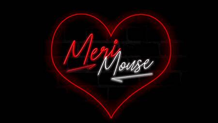 Станцевала стриптиз и нежно помастурбировала влажную щелку