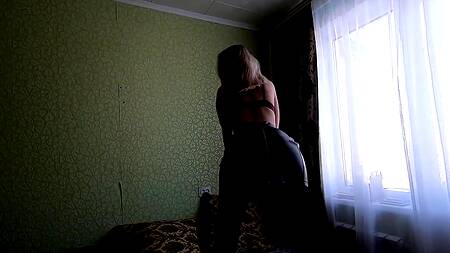 Станцевала стриптиз и нежно помастурбировала влажную щелку