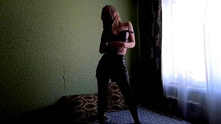 Станцевала стриптиз и нежно помастурбировала влажную щелку