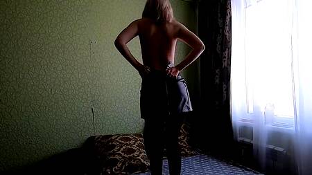 Станцевала стриптиз и нежно помастурбировала влажную щелку