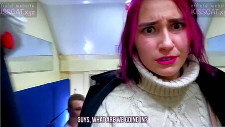 Неформалка с розовыми волосами наслаждается поездкой в поезде с парнем