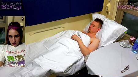 Неформалка с розовыми волосами наслаждается поездкой в поезде с парнем