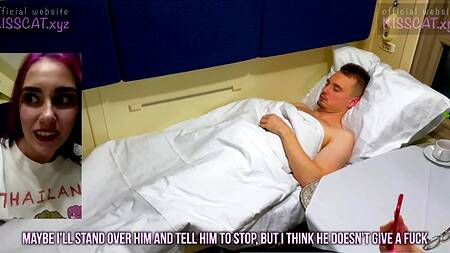 Неформалка с розовыми волосами наслаждается поездкой в поезде с парнем