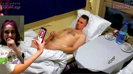 Неформалка с розовыми волосами наслаждается поездкой в поезде с парнем