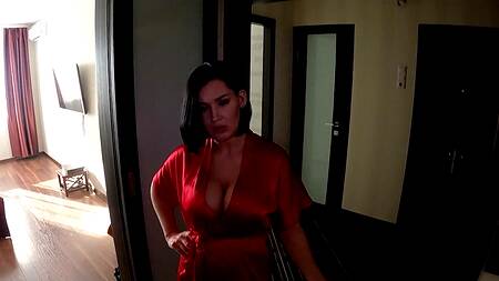 Сынишка пялит голубоглазую зрелую мамочку с зачётными дойками