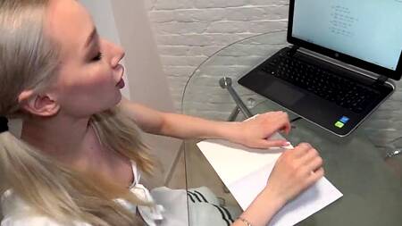 Кончил в ротик оттраханной сзади стройной русской блондинке