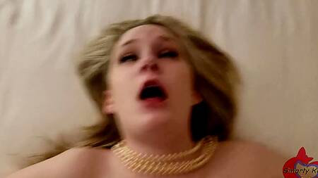 Парень сводит с ума блондинку с волосатой  розовой киской