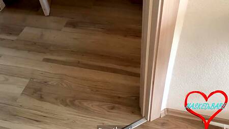 Русский паря оприходовал сзади застрявшую девушку с шикарной жопой