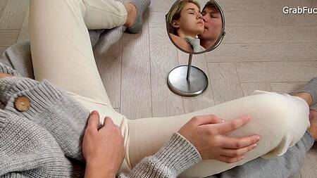 Русская молодуха стонет на всю комнату от действий активного пихаря