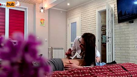 Русская краля дала себя отодрать в рот и пизду за скидку на жилье