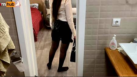 Русская краля дала себя отодрать в рот и пизду за скидку на жилье