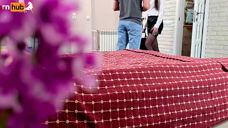 Русская краля дала себя отодрать в рот и пизду за скидку на жилье