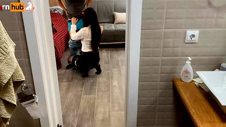 Русская краля дала себя отодрать в рот и пизду за скидку на жилье