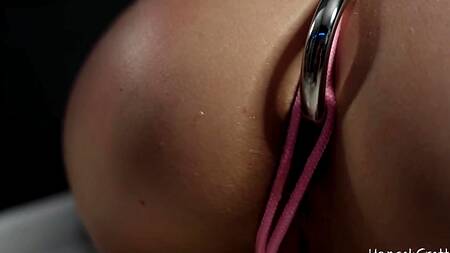 Ловелас ебет и шлепает по заднице горячую блондинку в масле