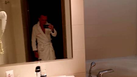 Загорелая нимфа извивается задницей на толстом стволе бойфренда