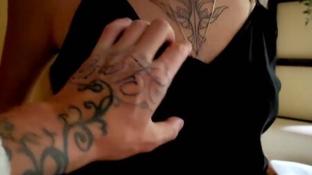 Загорелая нимфа извивается задницей на толстом стволе бойфренда