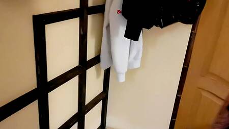 Загорелая нимфа извивается задницей на толстом стволе бойфренда