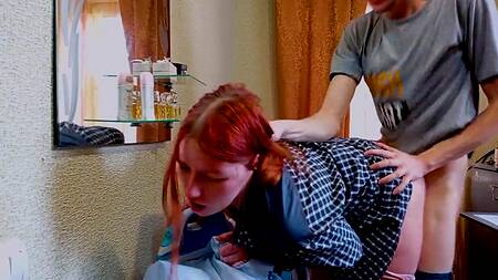 Русский пацан жестко ебет рыжую девку с большой круглой задницей
