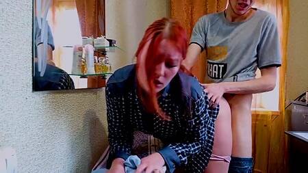 Русский пацан жестко ебет рыжую девку с большой круглой задницей