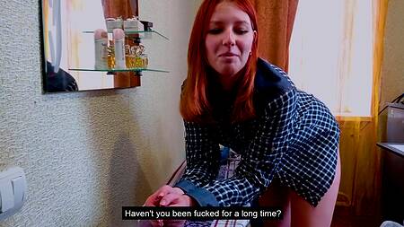 Русский пацан жестко ебет рыжую девку с большой круглой задницей