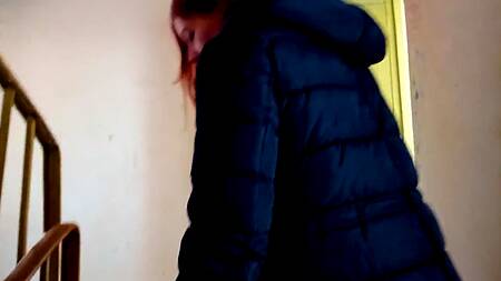 Русский ухажер раскрутил рыжую молодуху на секс в подъезде