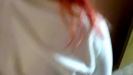 Русский ухажер раскрутил рыжую молодуху на секс в подъезде