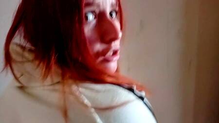 Русский ухажер раскрутил рыжую молодуху на секс в подъезде